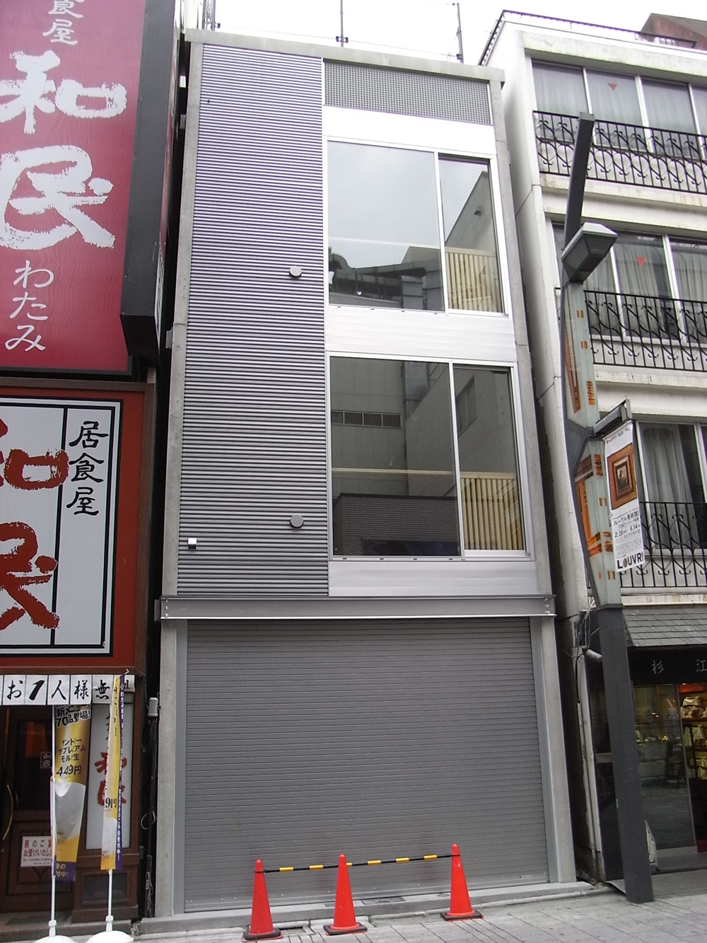 店舗エントランス側から望む建物外観