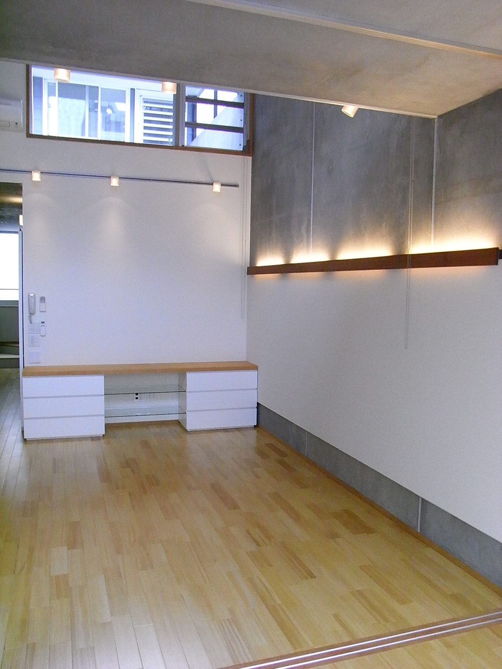 ハイサイドライトで開放的なリビングスペース