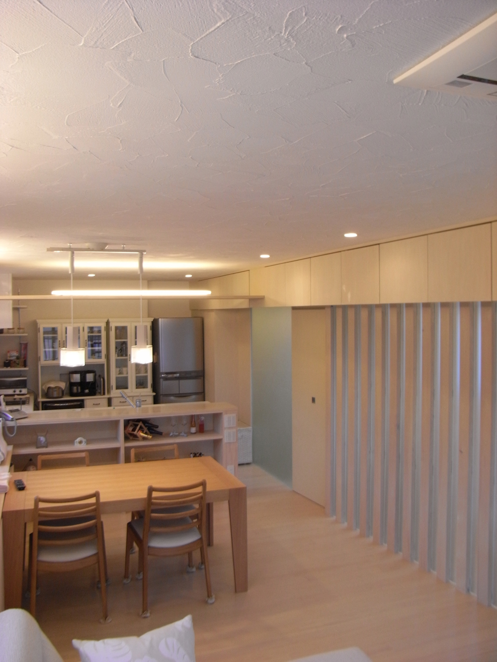 左官のコテ跡が美しい珪藻土の天井と壁