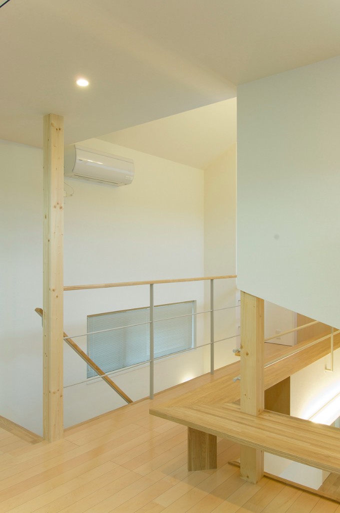 様々な壁面にハイサイド窓を設けて屋外にいるような開放感