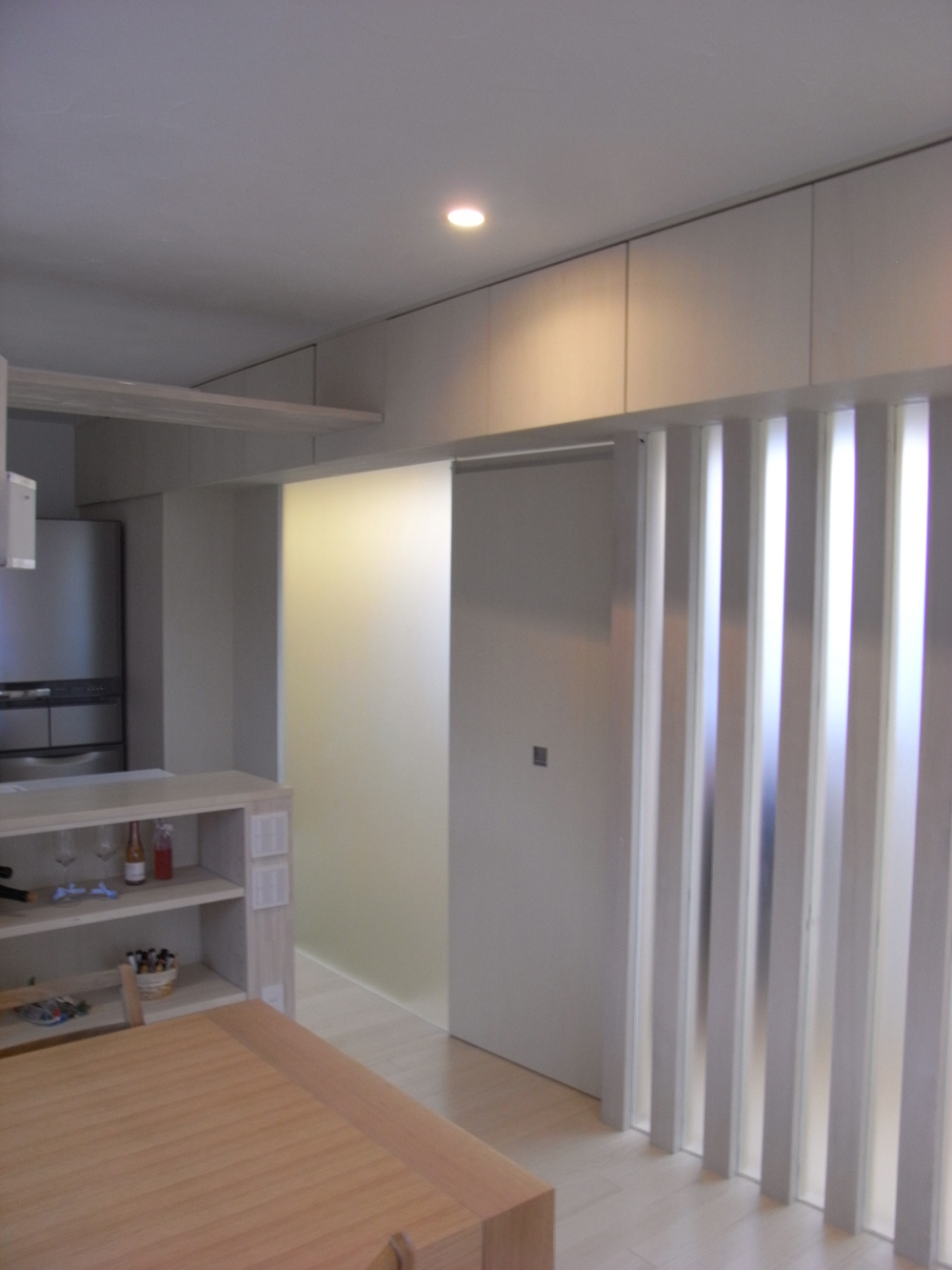 列柱の間から家族の気配を感じられるリビングダイニングキッチン