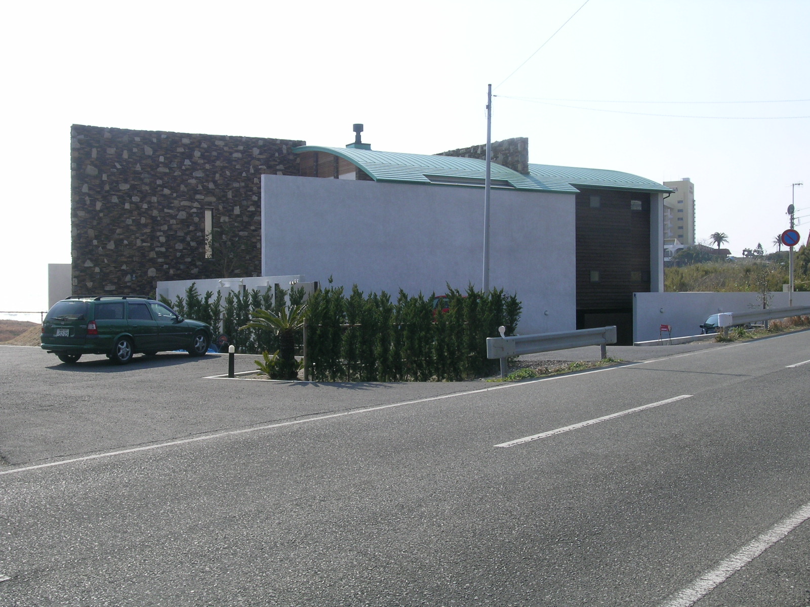 美しいカーブを描く大屋根と石張りの壁面が印象的な外観