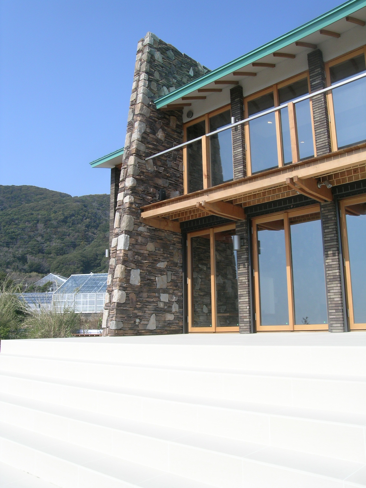 建物からビーチへと続くようなテラス