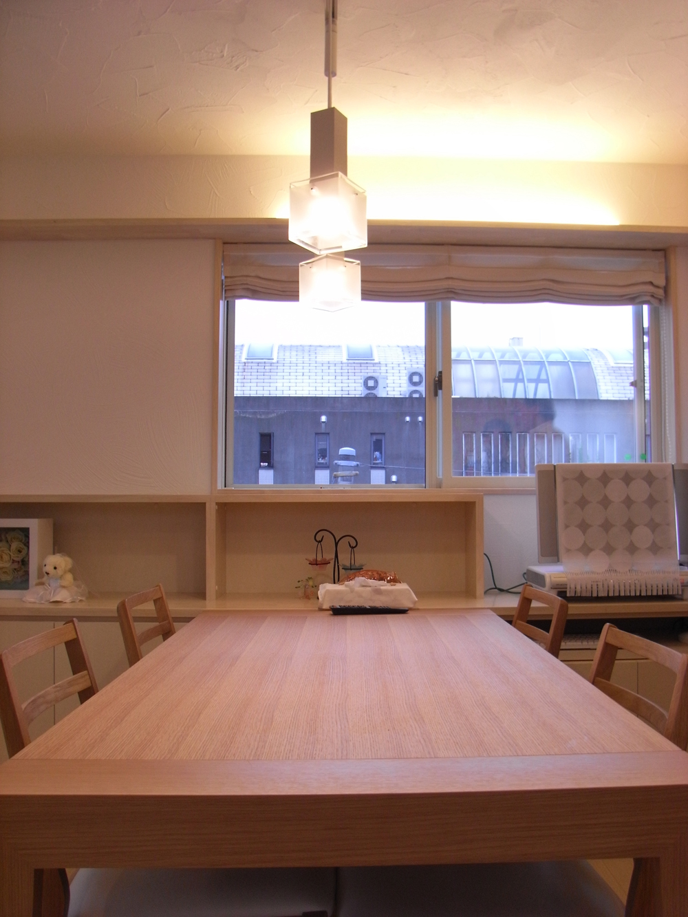 ナチュラルな木の質感のダイニングセットが映える白い空間