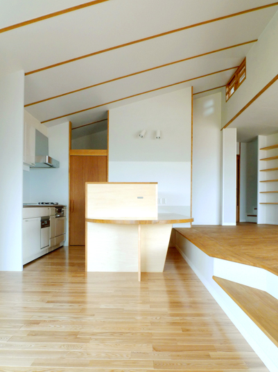 段差を利用した造作キッチンカウンター