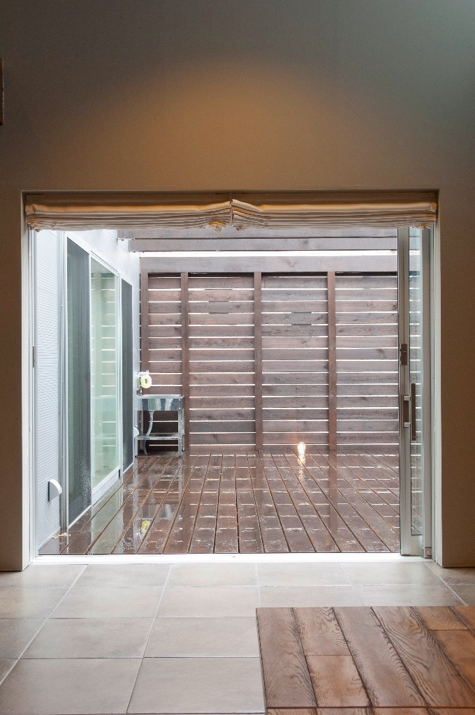 広いテラスはリビングの延長で子どもの遊び場に