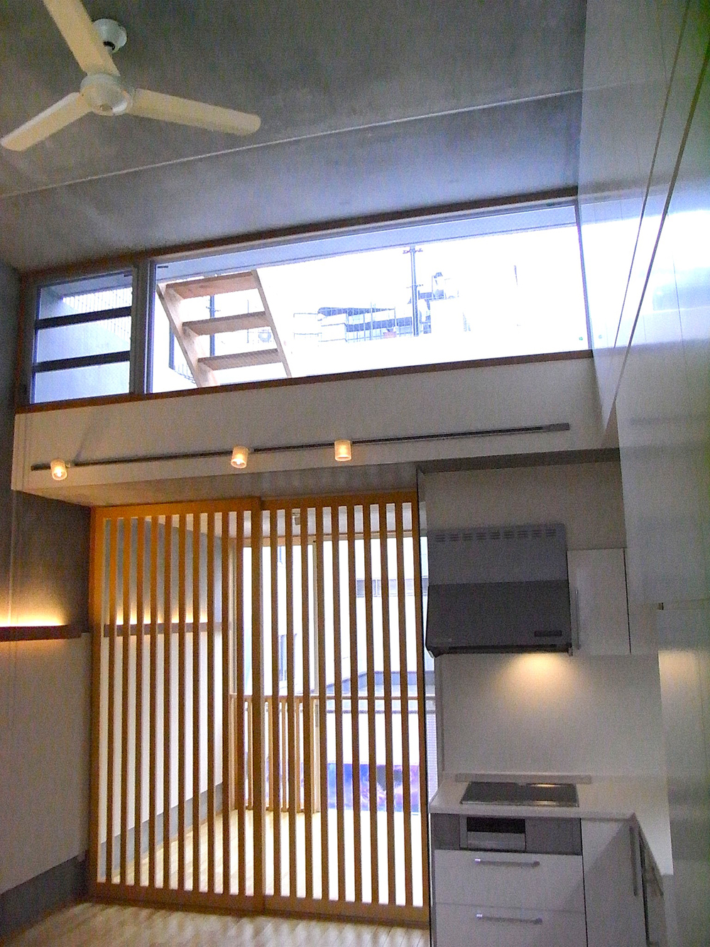 木格子の戸で適度な遮蔽感のLDK