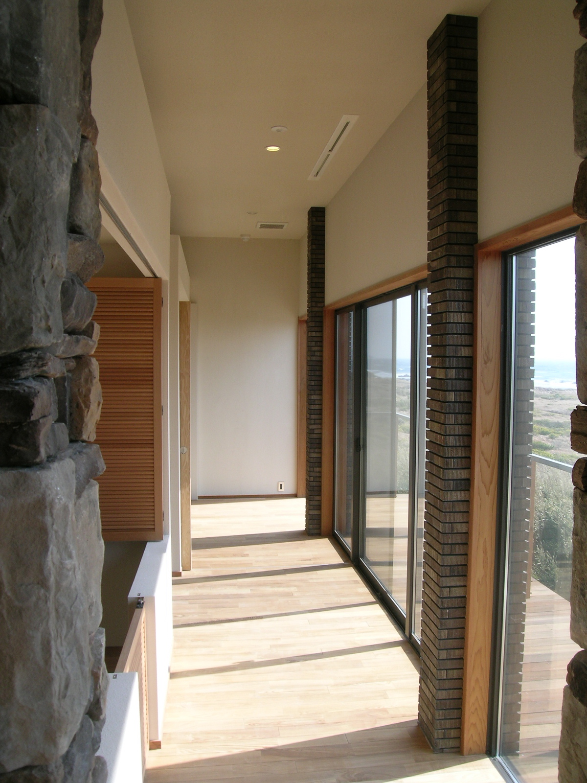 開放的で気持ちのよい廊下