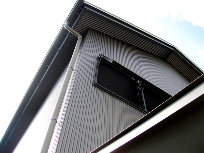 波板による外装