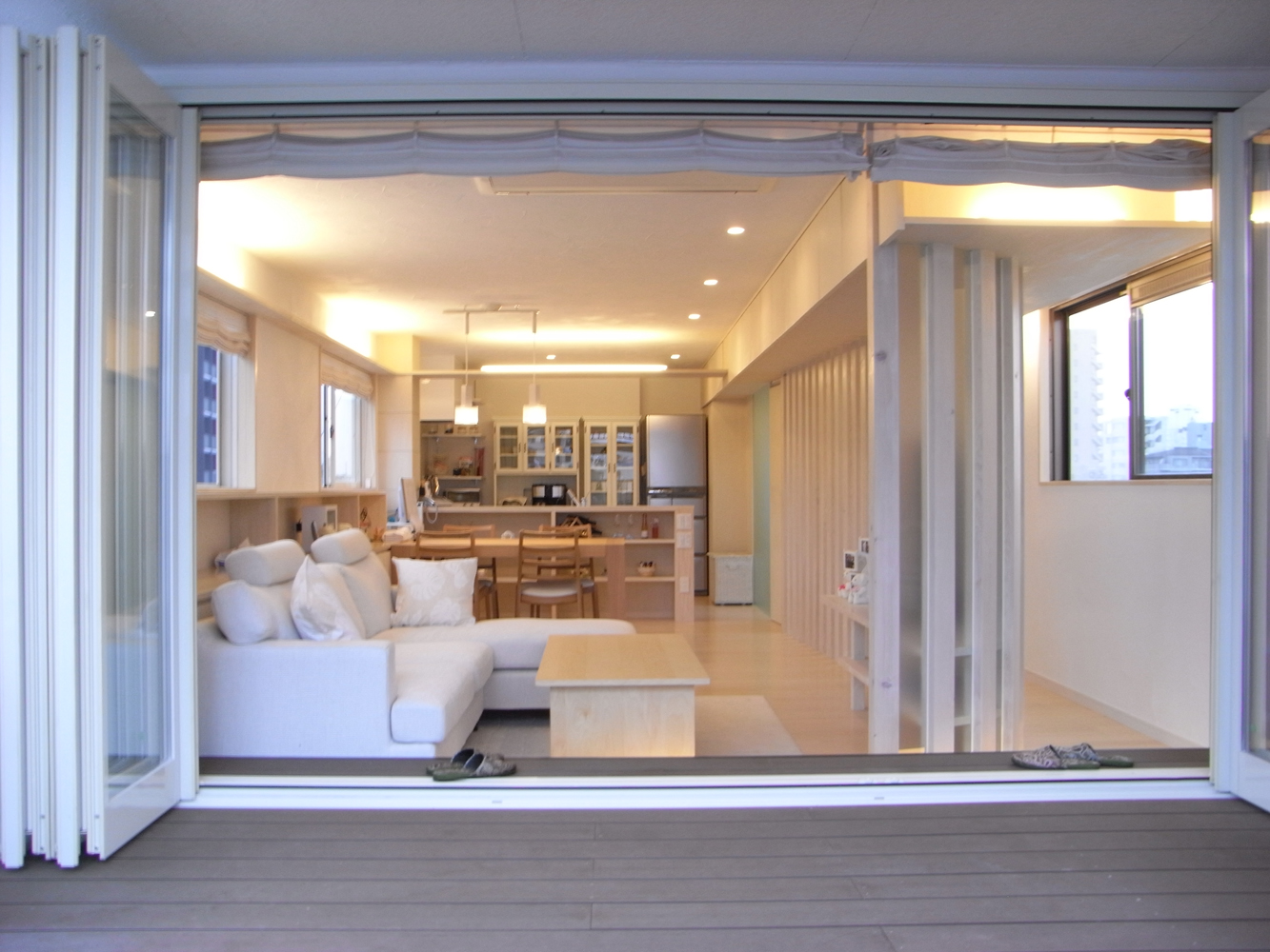 フルオープン窓を開ければリビングとバルコニーが一体となった半屋外のような開放的な空間に