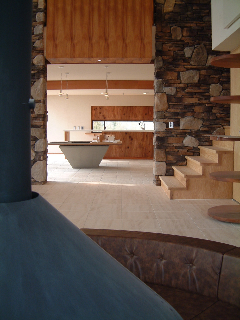 石や木を使いながら重くなりすぎないインテリアデザイン