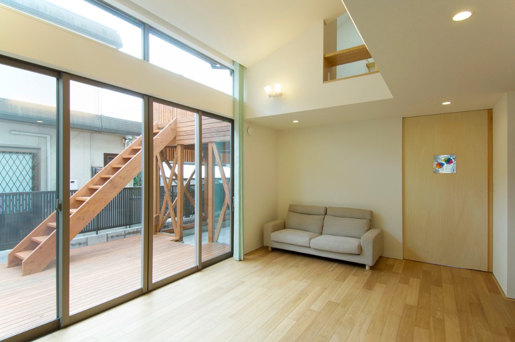 リビングを中心にデッキテラスから2階バルコニーへと回遊できるプラン