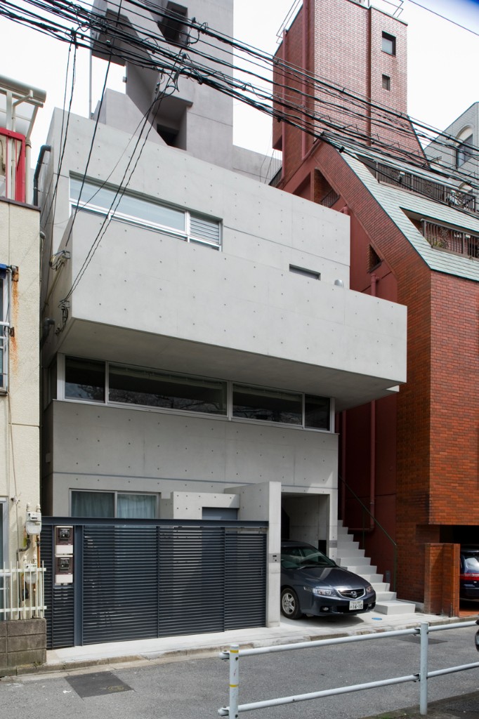 コンクリートの力強さを生かした都心の4階建て