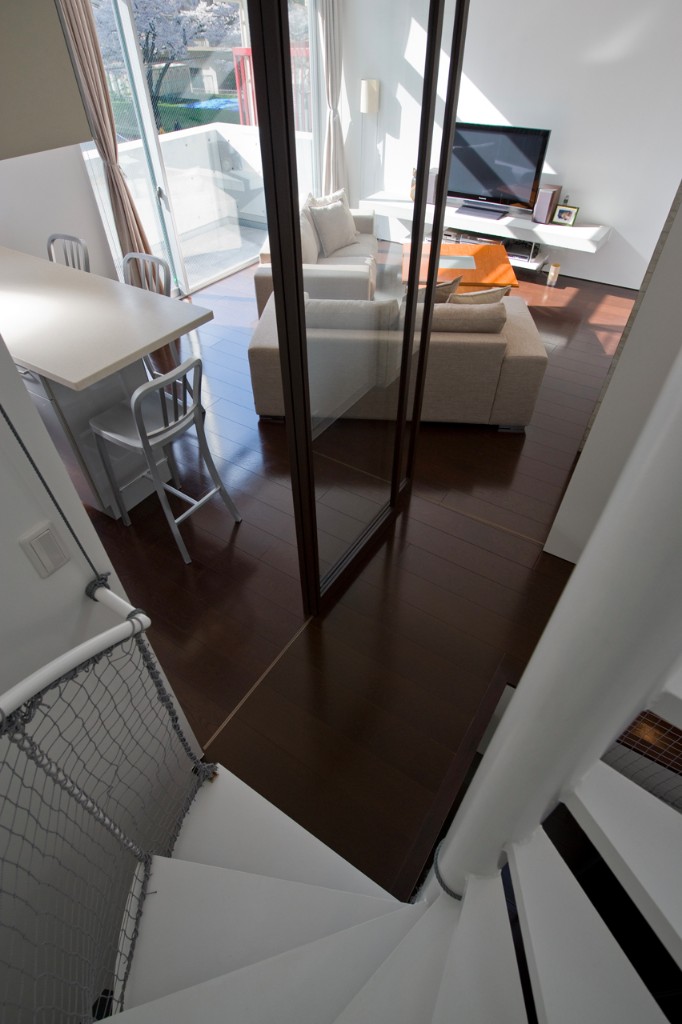 螺旋階段から見下ろすリビングの眺め