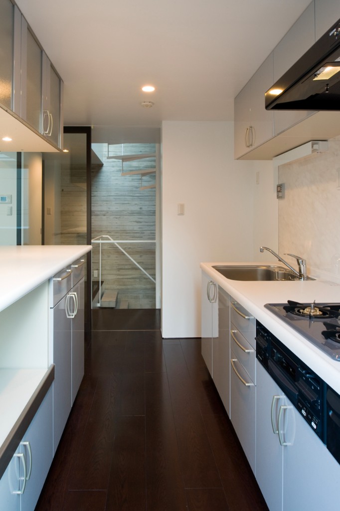 リビングから程よく作業が見えすぎないI型キッチン