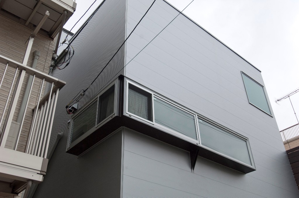 最小限の窓でも室内は明るく開放的