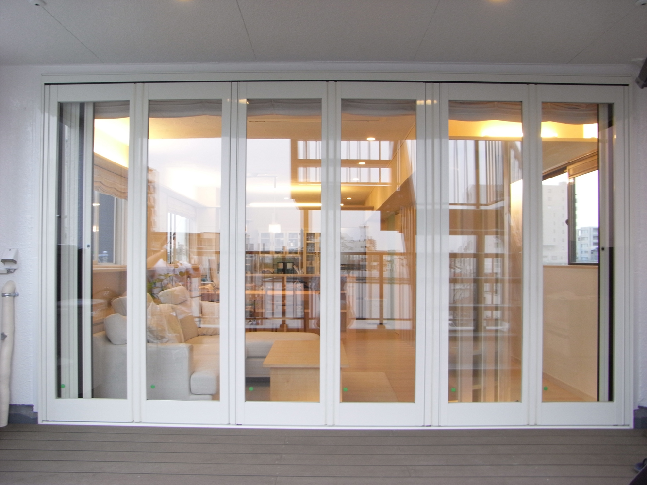 窓を閉じても陽の光が振りそそぐ明るいリビング