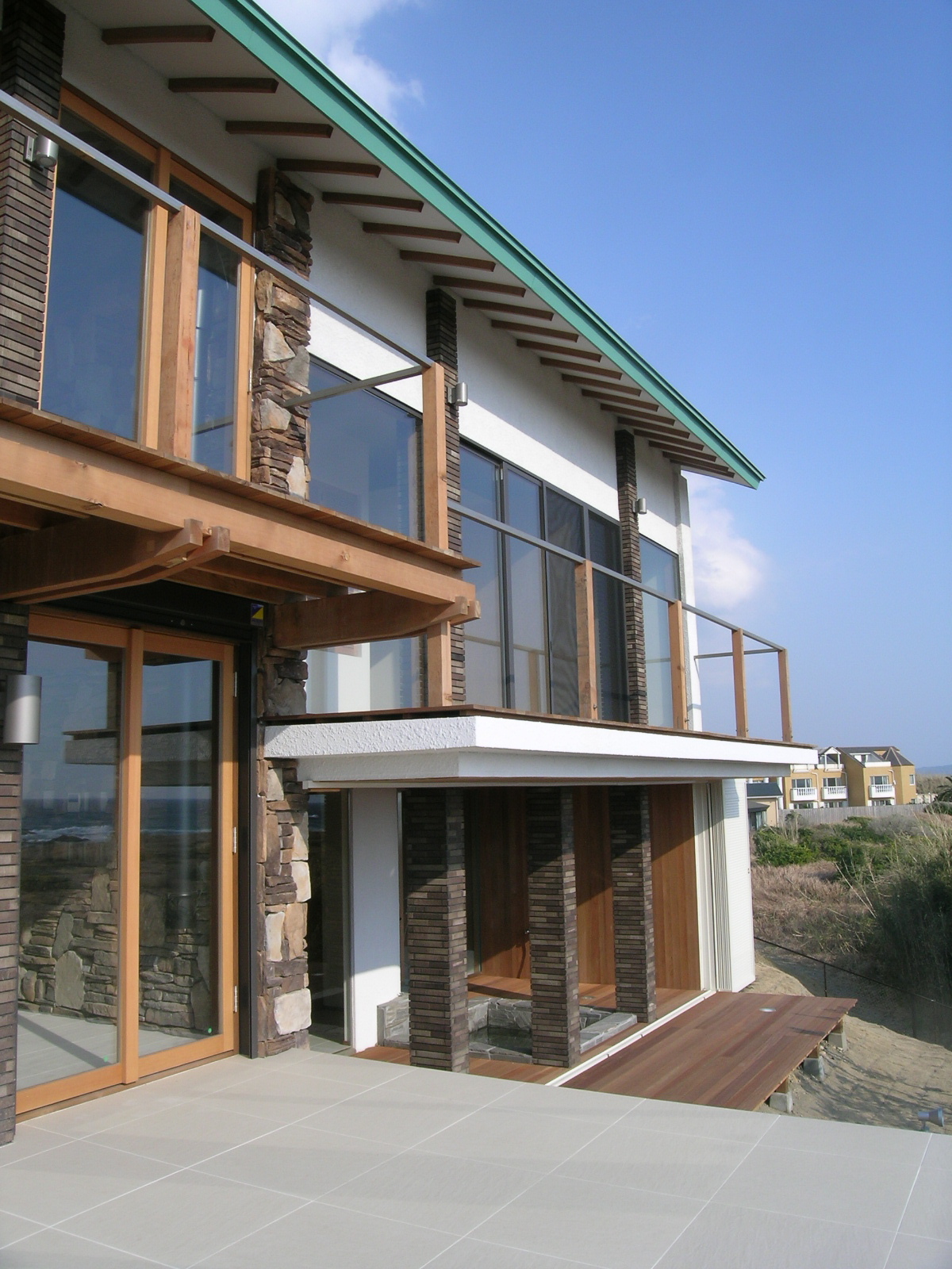 海を望む面には大きなバルコニーと露天風呂