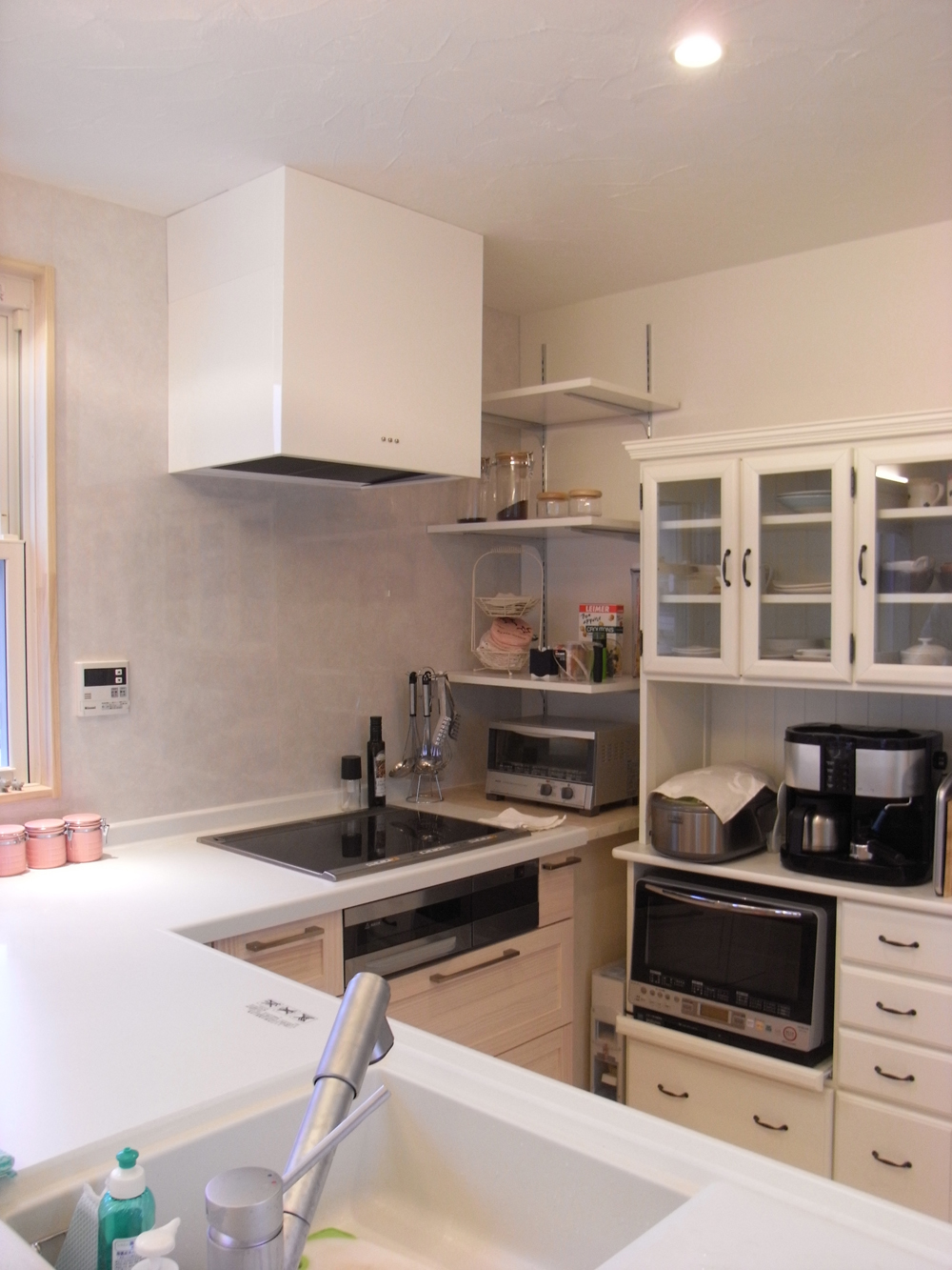 歩きまわらないでも手が届く使いやすいL型IHキッチン