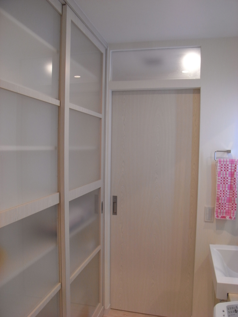 建具のデザインも揃えて白くシンプルな洗面スペース