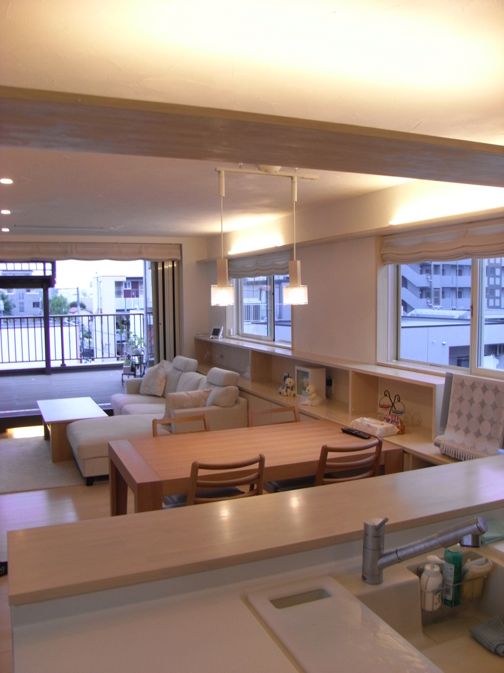 白い室内に間接照明がやさしい雰囲気のLDK