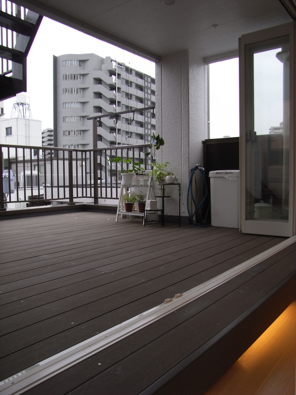 空中庭園のような広いデッキバルコニー