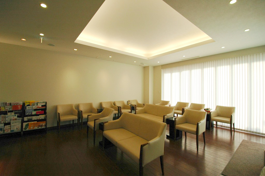 病院の待ち合い室とは思えないリラックスした雰囲気の室内