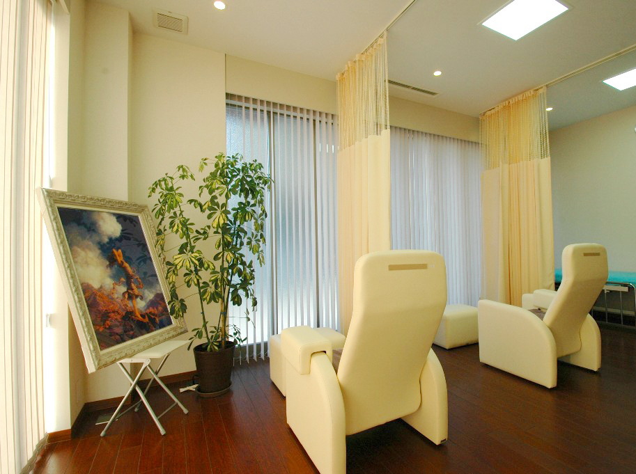 座り心地の良い診療台で治療の間もリラックス