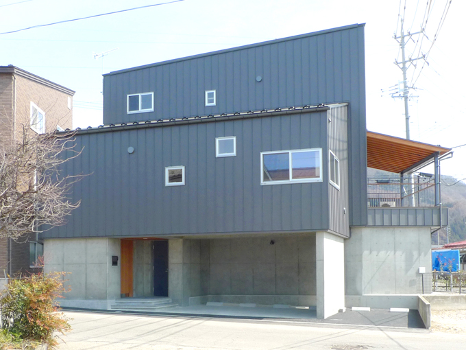 1階をガレージとした混構造の住宅