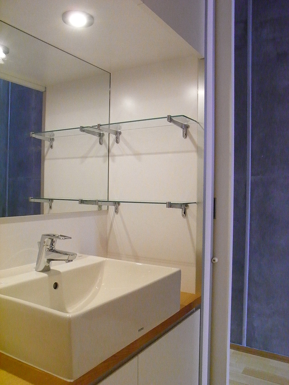 シンプルながらもスタイリッシュな洗面ボウルのパウダールーム