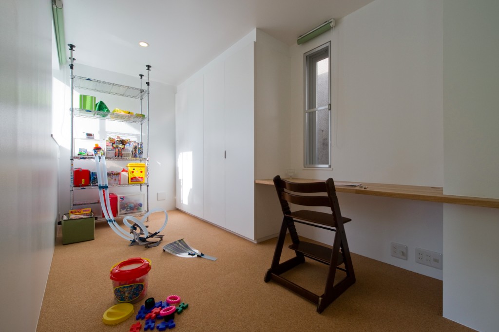 造り付けの机もあるシンプルな子ども部屋