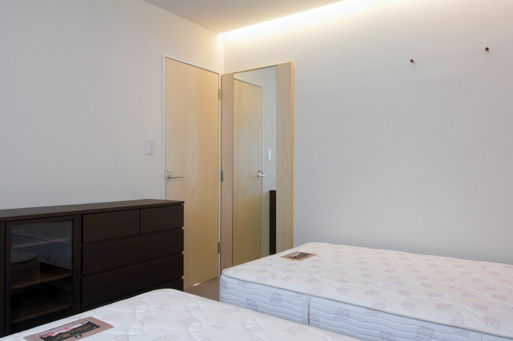 戸の裏側になるように設置した姿見などちょっとした工夫