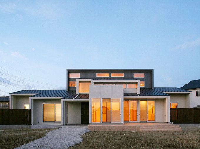 ライトアップされた夕景外観