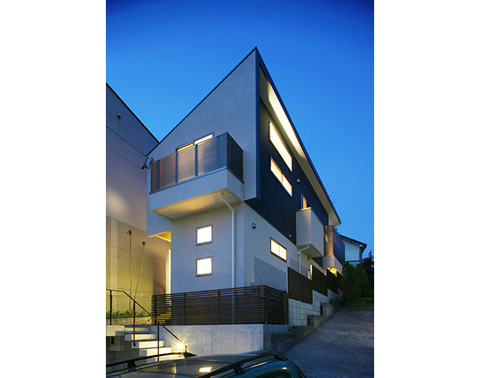 緩やかな坂道に建てられた家