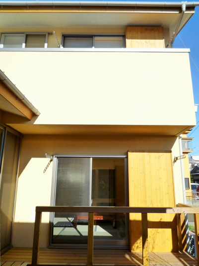 中庭から朝日が差し込みます