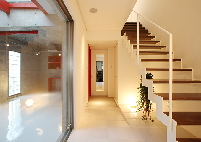 中庭下のスペースから光が届く階段