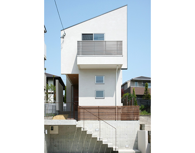 横から見たスリムな外観