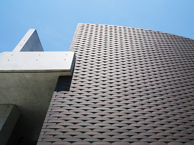 ゴザ目編みのような力強い外壁