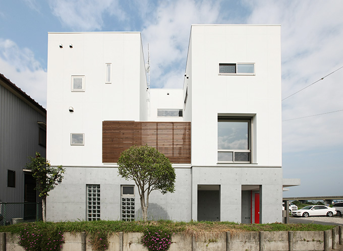 木のルーバーが中庭を包む家