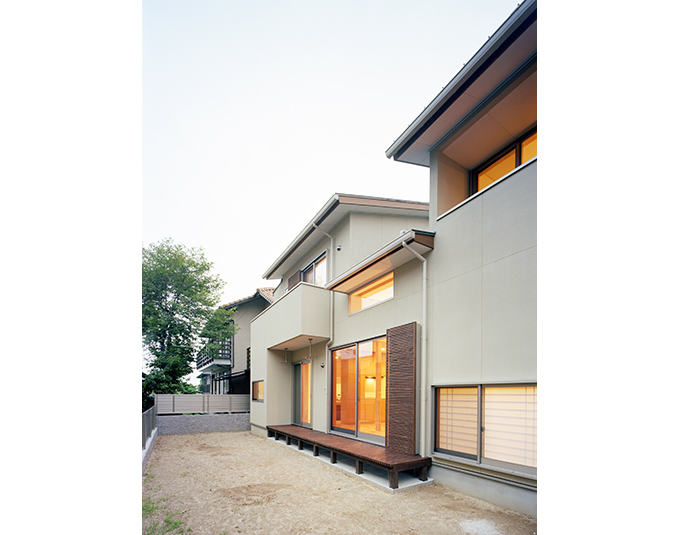 広々とした中庭に縁側のある家