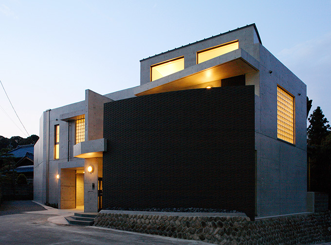 暖かい光を放つ夕景外観