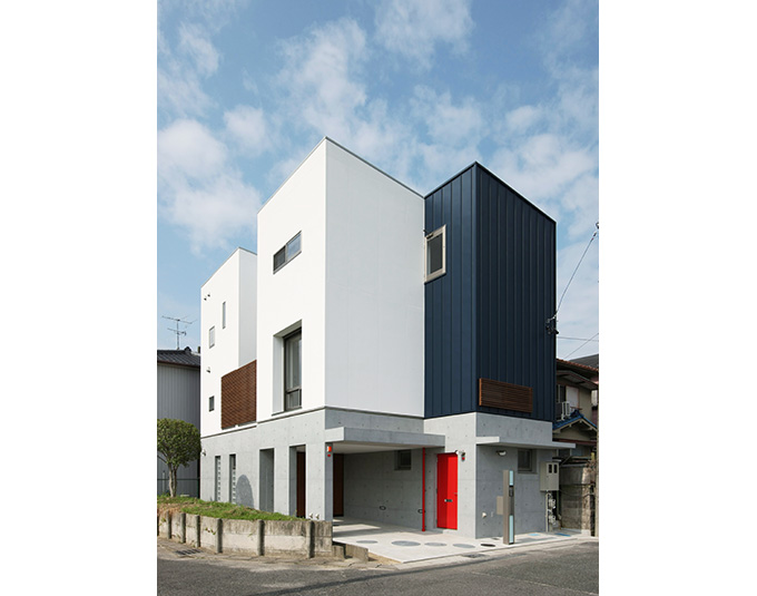 赤い玄関ドアが印象的な外観