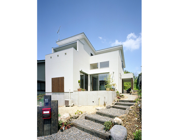 開放的なアプローチのある外観