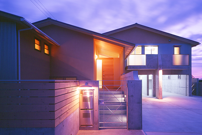 玄関アプローチの方向から見る外観