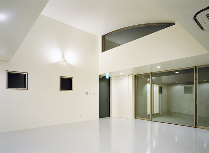 R形状のハイサイドライトが個性的