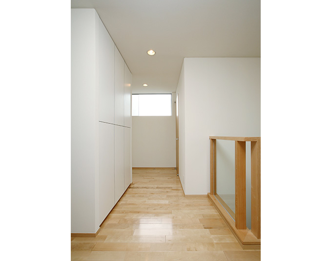 壁一面造り付けの収納棚