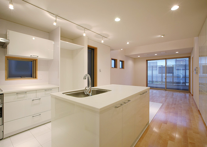 白を基調としたアイランド型キッチン