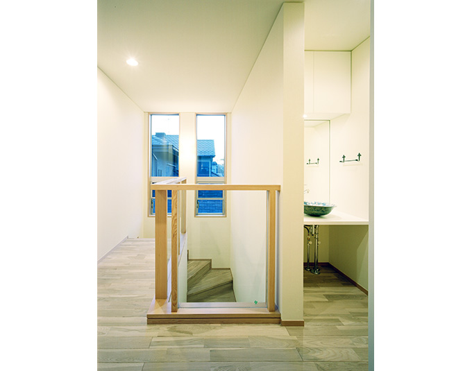縦長の窓で奥行きを感じる階段ホール