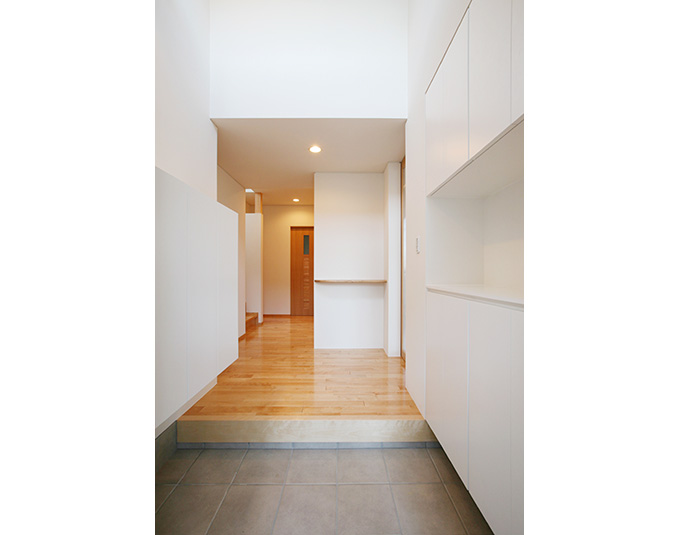 白を基調とした玄関ホール