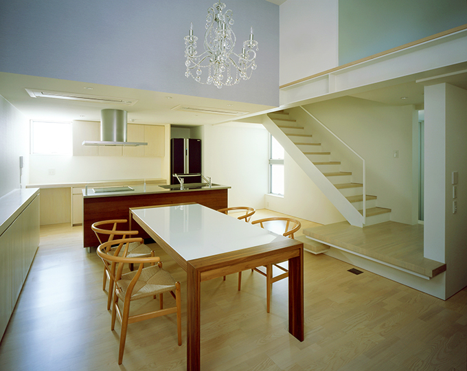 それぞれの異なった光が３方向から届くリビング